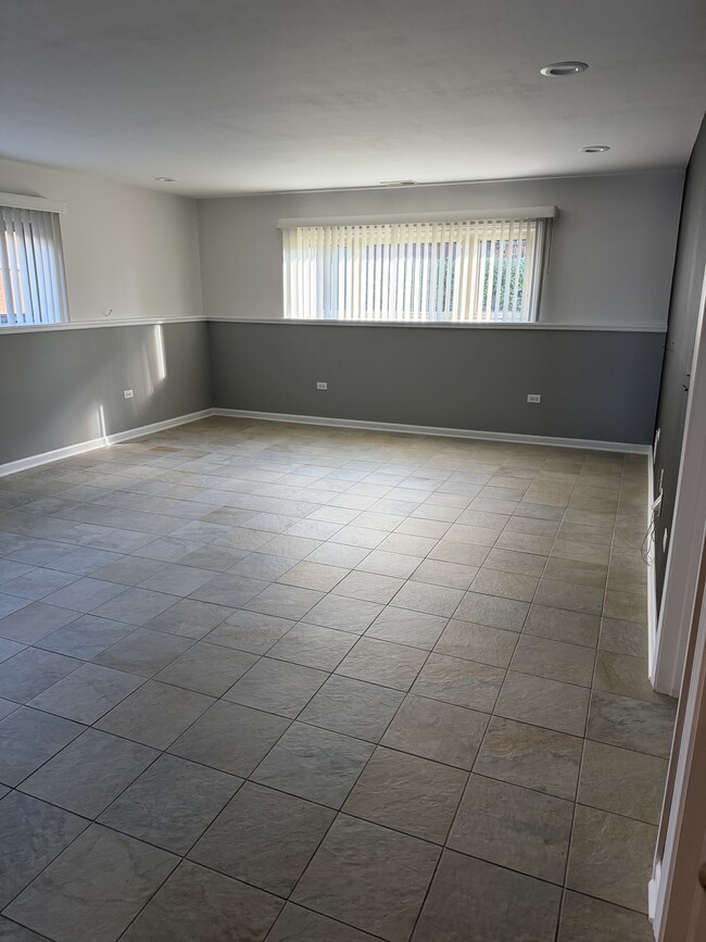 Building Photo - 585 Leahy Cir