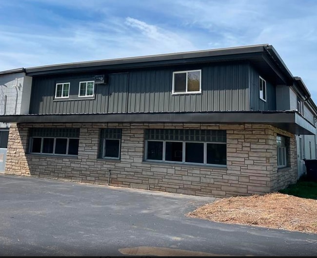 Building Photo - 1323 Everest Ave