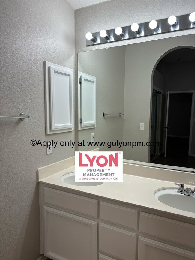 Building Photo - Stunning Home in convenient Elk Grove loca...