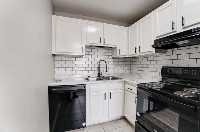 Building Photo - Renovated 2 Bedroom with Washer + Dryer Av...