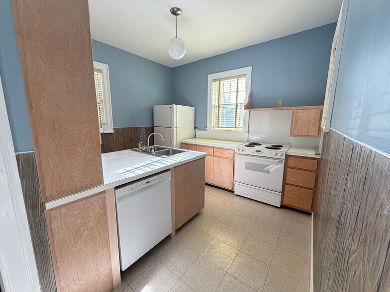 Building Photo - 1155 N Cherry St