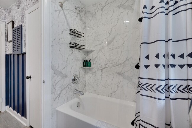 Building Photo - 409 Northclift Dr