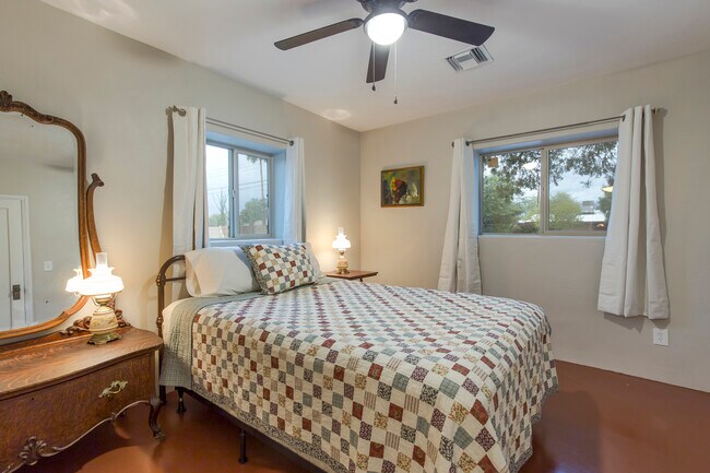 Building Photo - 3816 E Lee St