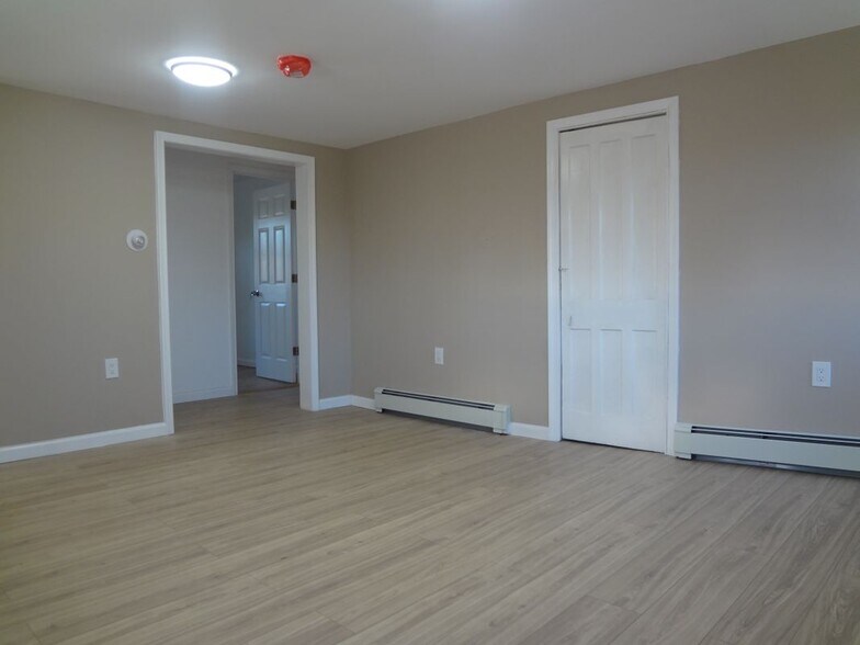 Building Photo - 539 Back St