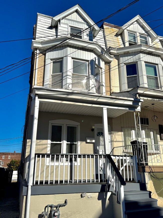 Building Photo - FOUR/FIVE BEDROOM End of Row