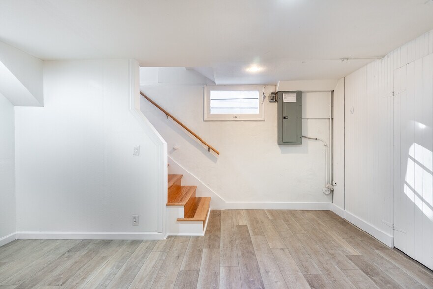 Building Photo - 2306 SE Caruthers St