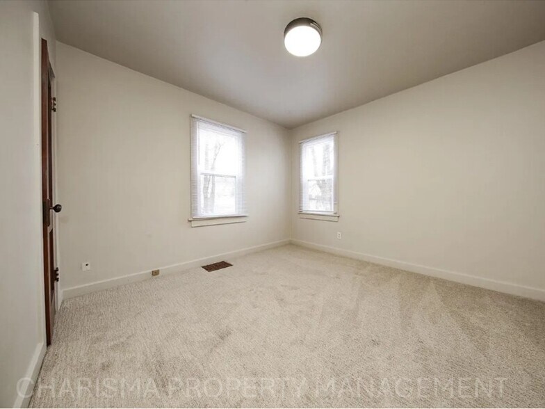 Building Photo - 1330 W 14th St