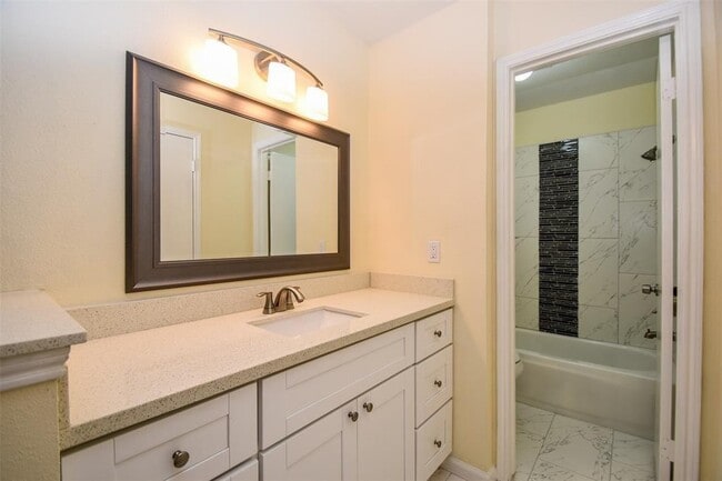 Building Photo - 2110 Whiteback Dr
