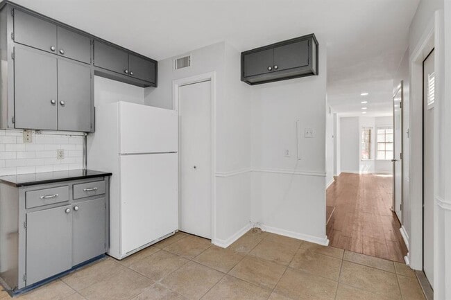Building Photo - 1704 San Antonio St