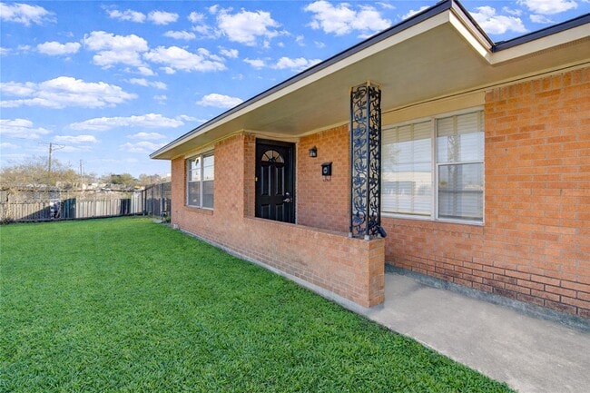 Building Photo - 2714 Southmore Ave