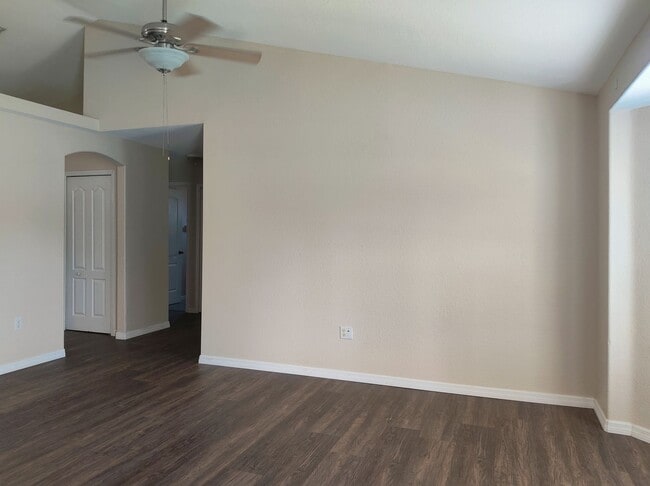Building Photo - 3 bedroom, 2 bath rental in the Royal High...