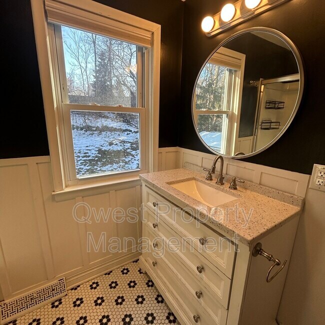 Building Photo - 1532 Sylvan Ave SE