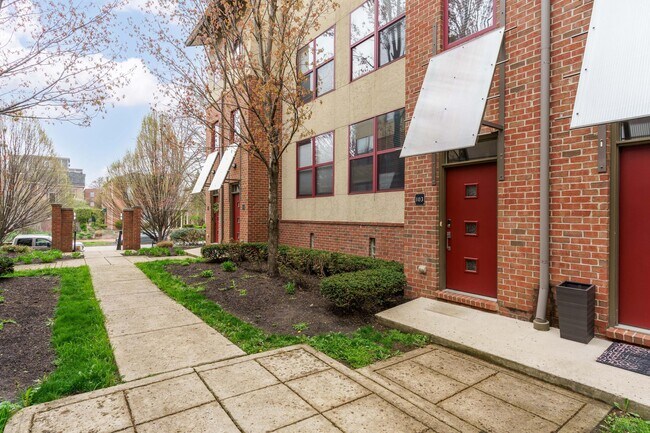 Building Photo - 587 E Rich St
