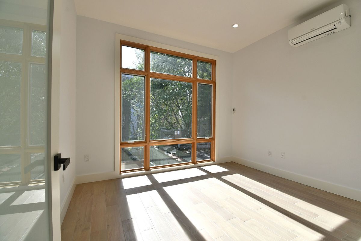 Building Photo - 582 E 138th St