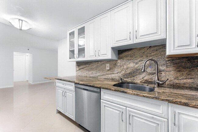 Building Photo - 3215 S Ocean Blvd