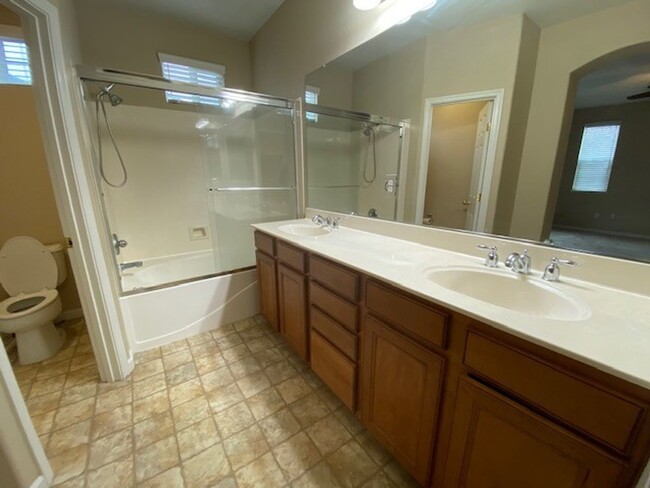 Building Photo - Condo with access to clubhouse and interne...
