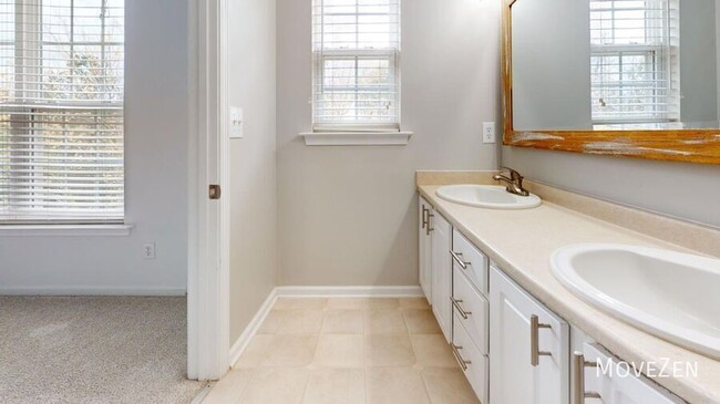 Building Photo - 914 Hadel Pl