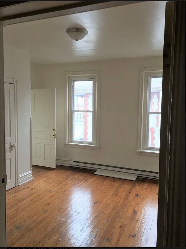 Building Photo - Student Housing 5 bedroom House Available Now & 2026-2027 School Year!