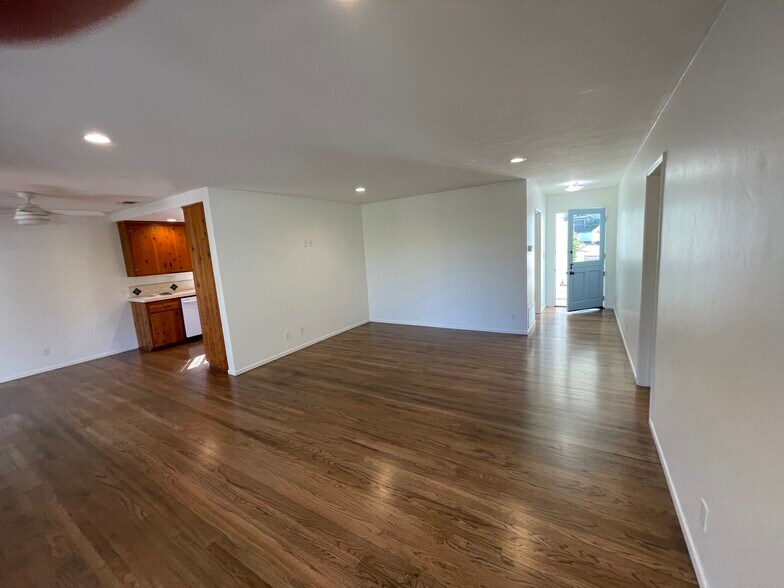 Building Photo - 855 Cornish Dr