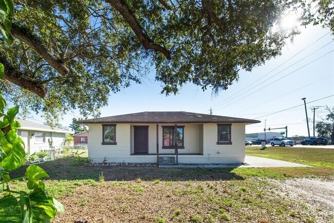 Building Photo - 1607 18th St E