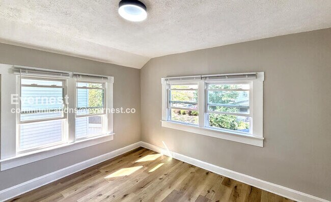 Building Photo - 3-Bedroom Townhome with Fenced Yard / Pet-...