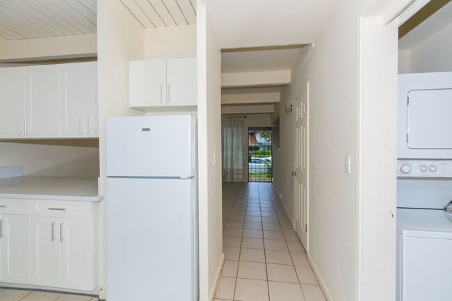 Building Photo - Tropic Garden Townhouse 2b1.5b1pkg