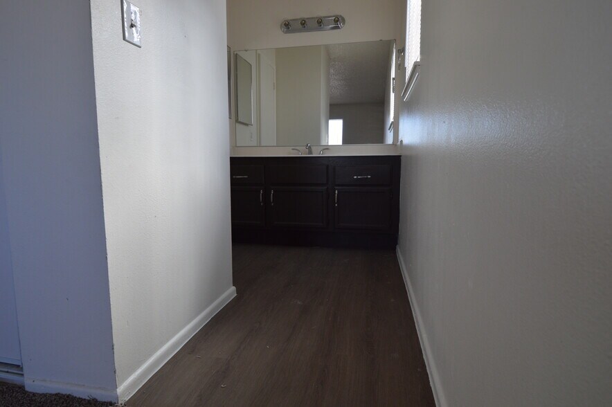 Building Photo - 1553 Teardrop St