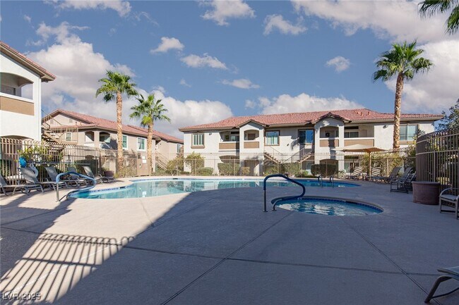 Building Photo - 2305 W Horizon Ridge Pkwy