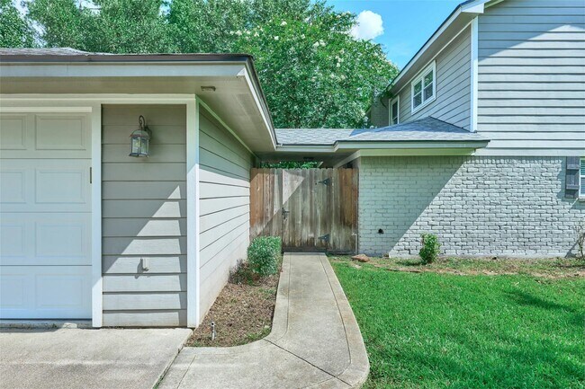 Building Photo - 725 River Plantation Dr