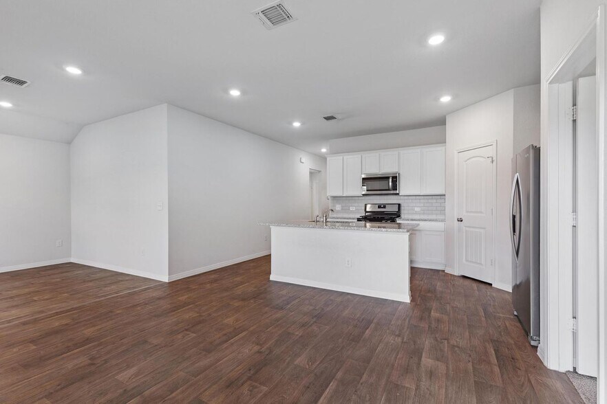 Building Photo - 21020 Price Daniel Dr