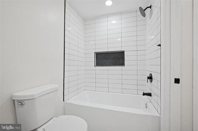 Building Photo - 1819 N Judson St