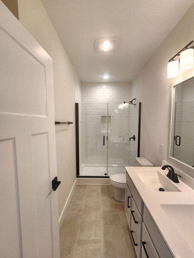 Building Photo - 1128 Blueview Dr