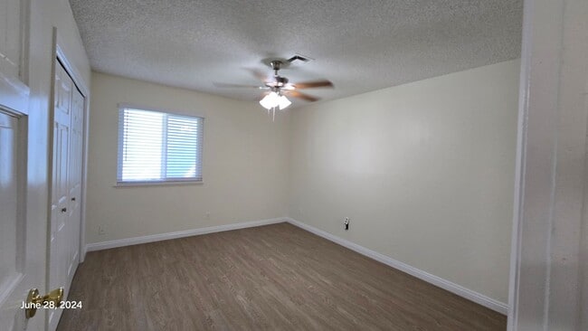 Building Photo - Stunning 3bed/2bath home nestled in a grea...