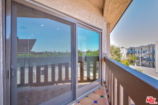 Building Photo - 832 Palm Ave