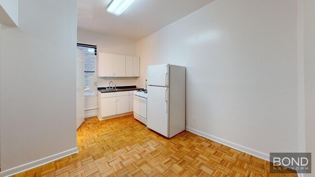 Building Photo - 369 Broome St