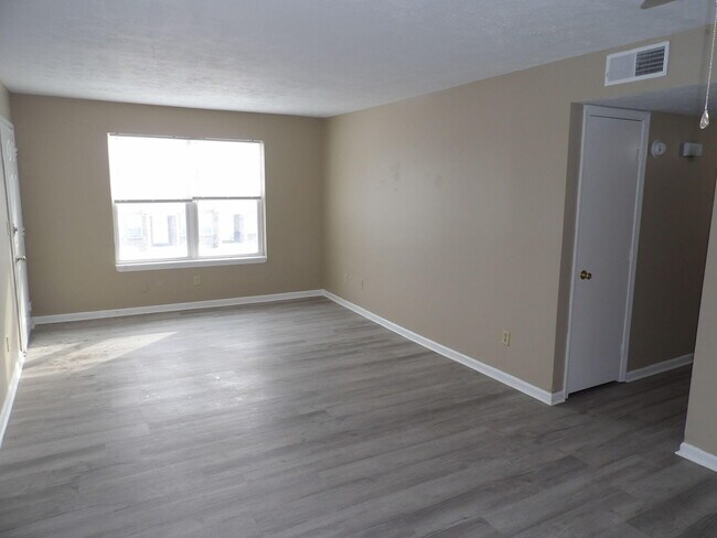 Building Photo - 140 Landings Dr