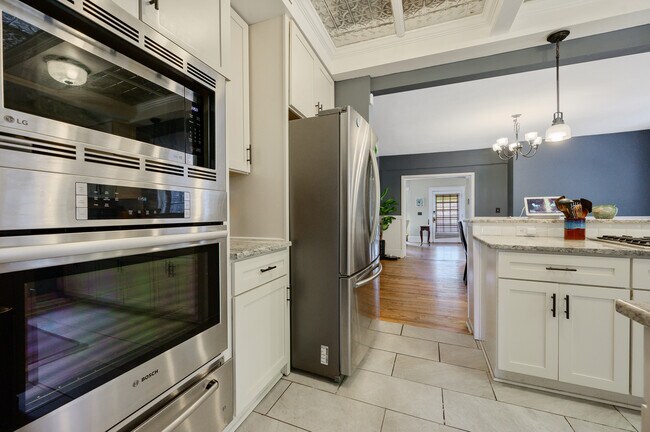 Kitchen appliances - 1608 Fayetteville St