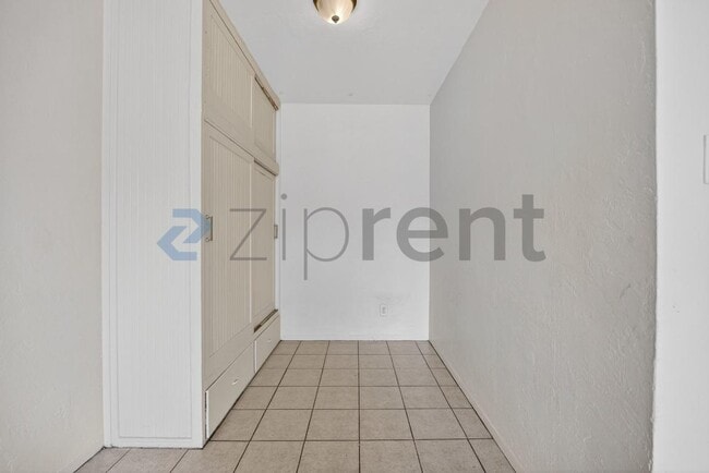 Building Photo - 532 21st St