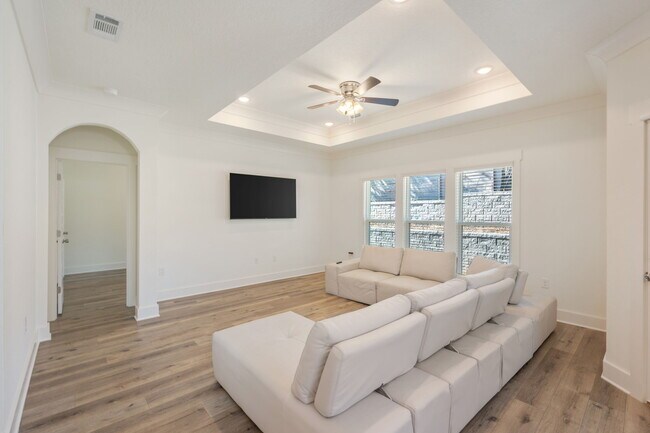 Building Photo - 807A Cedar Ave S