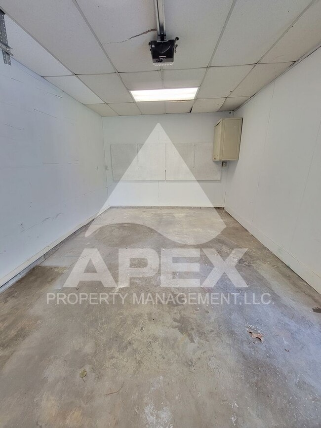 Building Photo - Cute 2 Bd - 1 Ba Single Family Home w/Gara...