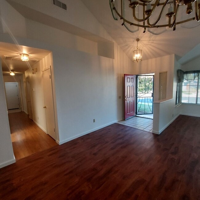 Building Photo - Nice 3bed and 2 bath home; excellent Roseville location