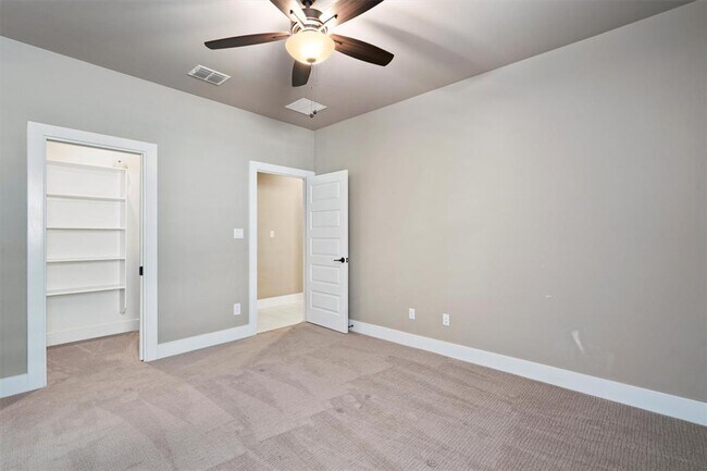 Building Photo - 904 Naranjo Dr