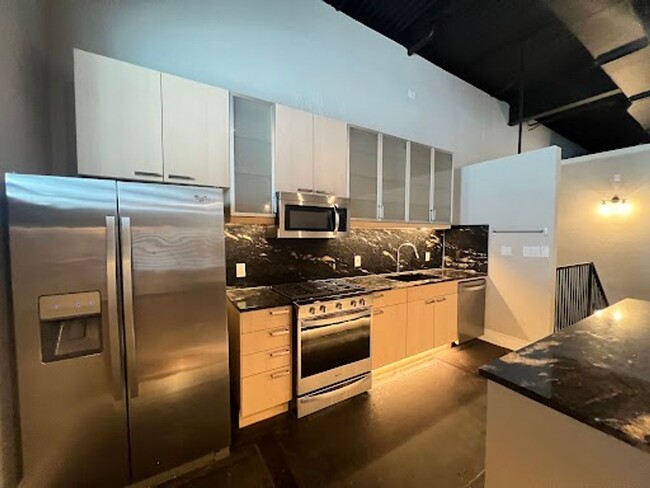 Building Photo - Charming Two Bedroom Loft in Houston with ...