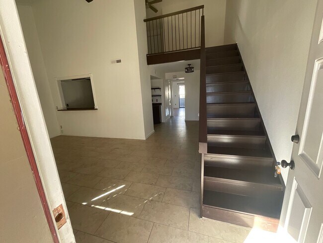 Building Photo - Newly renovated 2Bedroom 2 Bath Condo