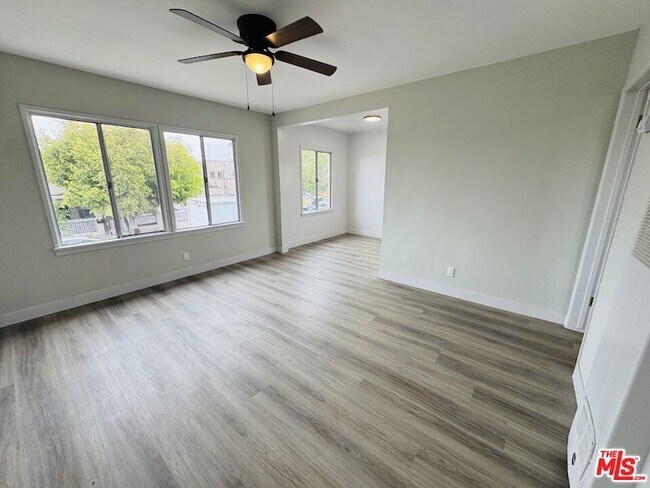 Building Photo - 810 W 62nd St