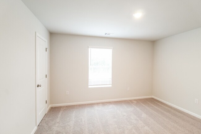 Building Photo - Fantastic 4bd/2.5ba home! Coming soon!