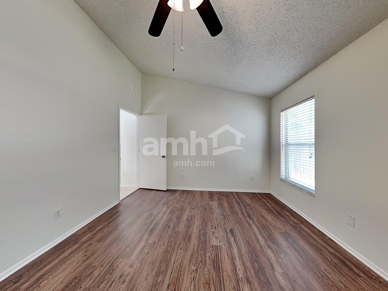 Building Photo - 96 Knights Hollow Dr