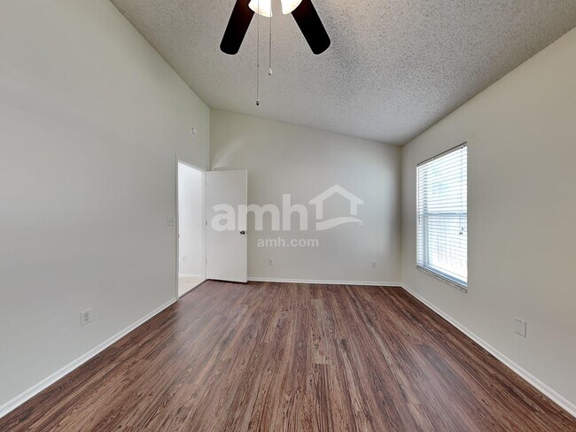 Building Photo - 96 Knights Hollow Dr