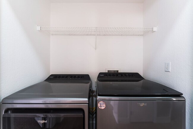 Building Photo - Charming 2-Bedroom Condo with Modern Comforts!