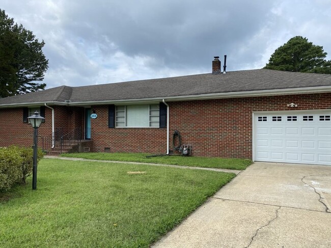 Primary Photo - 2304 Lakewood Ln